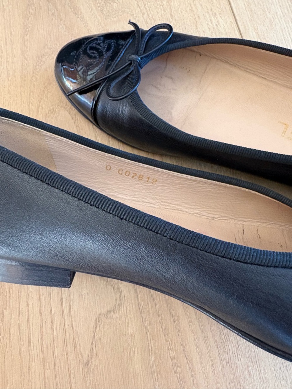 CHANEL Black Patent Cap-Toe Leather Ballet Flats with CC Logo - Picture 8 of 11